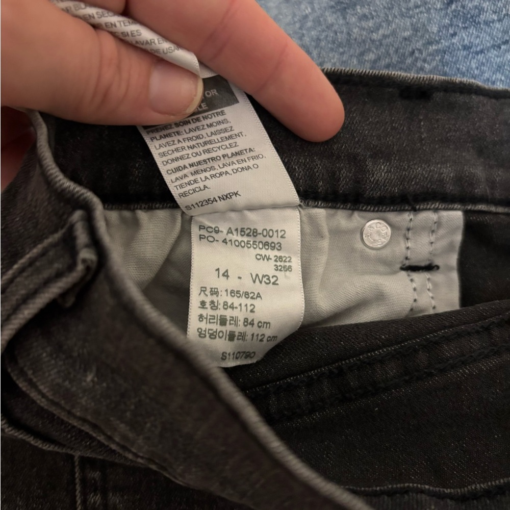 Levi’s High Rise Shorts - Picture 5 of 6